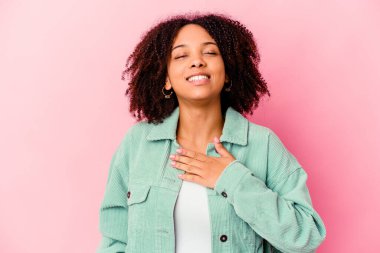 Genç Afro-Amerikan melez kadın kahkahaları göğsüne bastırıyor..