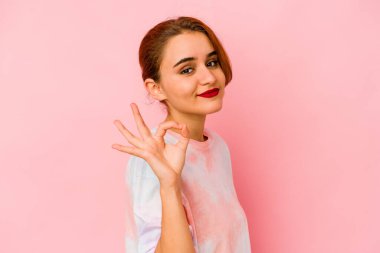 Genç Arap melez kadın göz kırpıyor ve elleriyle iyi bir jest yapıyor..