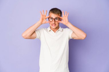 Genç, beyaz, yakışıklı bir adam başarılı bir fırsat yakalamak için gözlerini açık tutuyor..