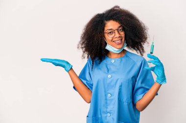 Genç Afro-Amerikalı kıvırcık doktor elinde bir şırınga ile avucunun içinde fotokopi alanı ve belinde başka bir el tutuyor..