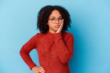 Genç Afro-Amerikan melez kadın kendini üzgün ve düşünceli hisseden, kopyalama alanına bakan..
