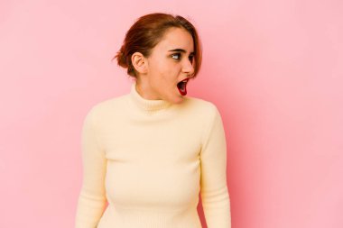 Genç Arap melez kadın çok kızgın, öfkeli, hayal kırıklığına uğramış.