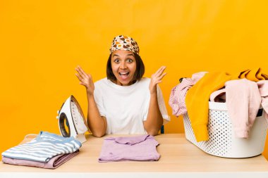 Giysileri ütüleyen genç İspanyol kadın hoş bir sürpriz yaşadı, heyecanlandı ve ellerini kaldırdı..