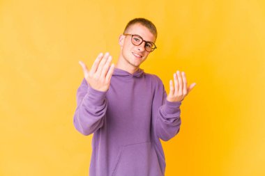 Beyaz tenli yakışıklı bir adam seni işaret ediyor. Sanki davet ediliyormuş gibi..