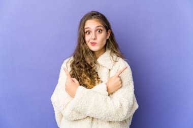 Beyaz tenli hoş bir kadın iki seçenek arasında seçim yapmaya çalışıyor..