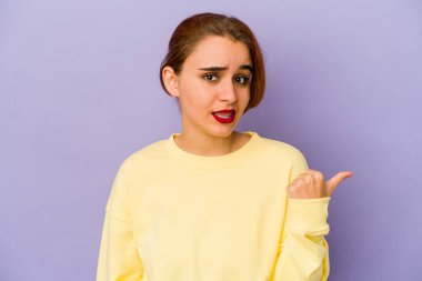 Genç Arap melez kadın işaret parmağıyla fotokopi alanını işaret ederek şok oldu..