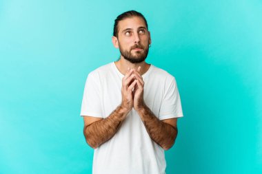 Uzun saçlı genç adam aklında bir plan yapıyor, bir fikir kuruyor..