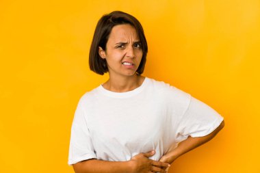 Sarıda karaciğer ağrısı çeken, karnı ağrıyan genç bir İspanyol kadın..