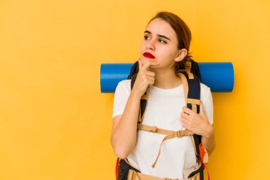 Genç, sıska Arap gezgin kadın şüpheli ve şüpheci bir ifadeyle yana bakıyor..