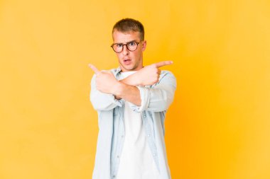 Beyaz tenli yakışıklı adam iki seçenek arasında seçim yapmaya çalışıyor..