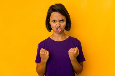 Sarıda izole edilmiş genç İspanyol kadın gergin elleriyle çığlık atıyor..