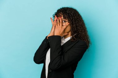 Genç Afro-Amerikan Afro kadın parmaklarıyla gözünü kırp korkmuş ve gergin.