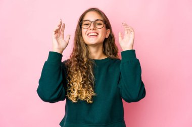 Genç beyaz kadın çok gülerek gülüyor. Mutluluk kavramı.