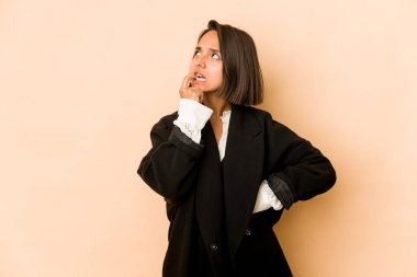 Genç İspanyol kadın şüpheli ve şüpheci bir ifadeyle yanlamasına bakıyor..