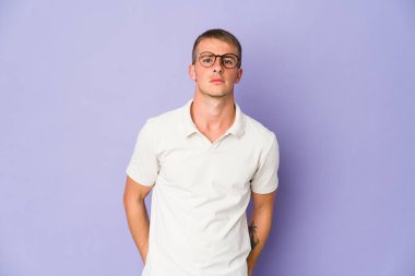 Genç beyaz yakışıklı adam üzgün, ciddi yüzlü, mutsuz ve hoşnutsuz..