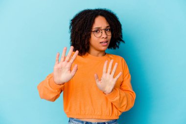 Genç Afro-Amerikan melez kadın, tiksinti belirtisi gösteren birini reddederek kendini soyutladı..