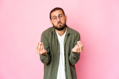 Uzun saçlı genç adam hiç parası olmadığını gösteriyor..