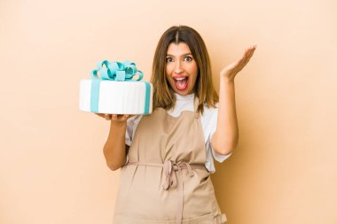 Genç Hintli pasta şefi kadın yalnız başına hoş bir sürpriz bekliyor, heyecanlı ve el kaldırıyor..