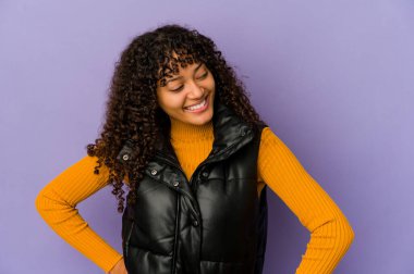 Genç Afro-Amerikan Afro kadın yalnız, kendine güvenen ellerini kalçalarına koyan..