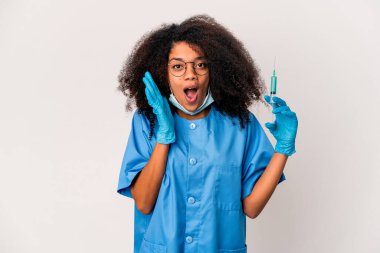 Genç Afro-Amerikan kıvırcık saçlı kadın elinde şırıngayla şaşırdı ve şok oldu..