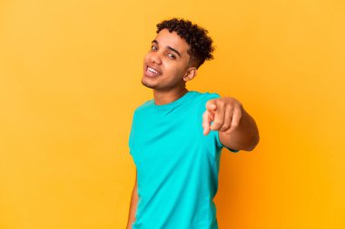 Genç Afro-Amerikalı kıvırcık adam Mor gülücüklerle izole edilmiş..