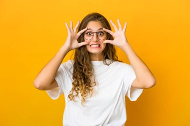 Kafkasyalı genç bir kadın başarılı bir fırsat yakalamak için gözlerini açık tutuyor..