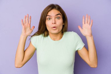 Mor arka planda genç, sıska, beyaz bir kız fikri var, ilham verici bir kavram..