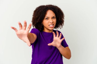 Genç Afro-Amerikan melez kadın pençelerini kedi taklidi yaparken izole edilmiş, agresif bir hareket..