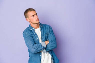 Genç beyaz yakışıklı adam hedeflerine ve amaçlarına ulaşmayı hayal ediyor.