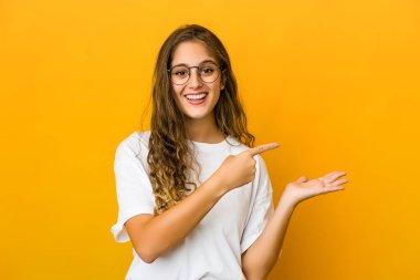 Kafkasyalı genç bir kadın Palm 'da bir kopya yeri tutarken heyecanlanıyor..