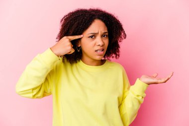 Genç Afro-Amerikan melez kadın, işaret parmağıyla bir hayal kırıklığı gösteriyor..