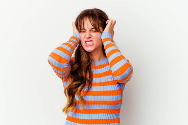 Beyaz arka planda izole edilmiş, elleri kulaklarında, beyaz, beyaz, tatlı bir kadın..