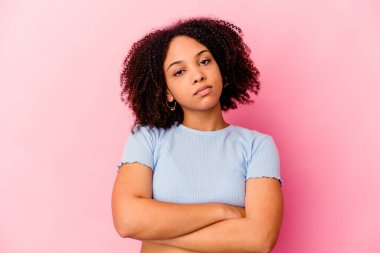 Genç Afro-Amerikan melez kadın izole edilmiş. Sıkılmış, yorgun ve dinlenmeye ihtiyacı var..