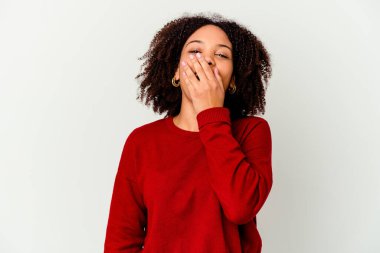 Genç Afro-Amerikan melez kadın gülerek, kaygısızca, doğal duygularla kendini soyutladı..