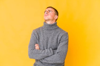 Kafkasyalı yakışıklı genç adam tekrarlanan bir görevden bıktı..