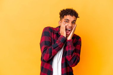 Genç Afro Amerikalı kıvırcık adam Mor ve korkmuş bir şekilde izole edilmiş.