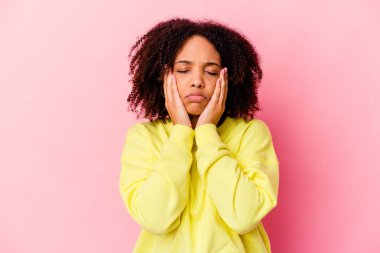 Genç Afro-Amerikan melez kadın sızlanıyor ve ağlıyor..
