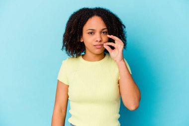 Genç Afro-Amerikan melez kadın parmakları dudaklarında bir sır saklıyor..