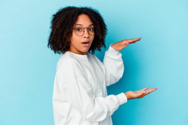 Genç Afro-Amerikan melez kadın zafer ve galibiyet kavramından sonra yumruğunu kaldırdı..