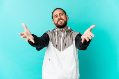 Uzun saçlı genç adam kameraya sarılırken kendinden emin görünüyor..