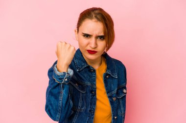 Genç Arap melez kadın kameraya yumruğunu gösteriyor, agresif yüz ifadesi..