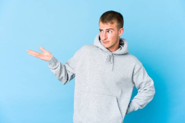 Kafkasyalı yakışıklı genç adam şüphe ediyor ve sorgulamada omuz silkiyor..