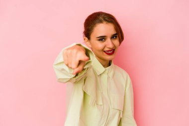 Genç Arap melez kadın gülümsüyor..