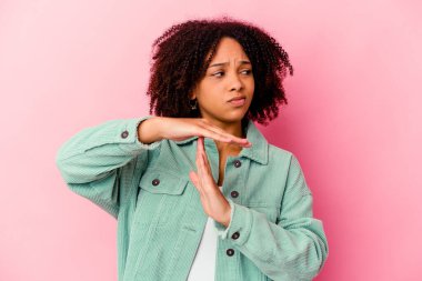 Genç Afro-Amerikan melez kadın tecrit edilmiş..