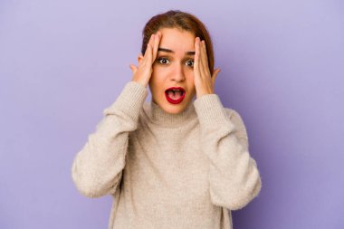 Genç Arap melez kadın yüzünün yarısını avuç içiyle örterek eğleniyor..