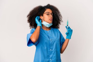 Genç Afro-Amerikan kıvırcık saçlı kadın elinde şırıngayla bir dedikoduyu dinlemeye çalışıyor..