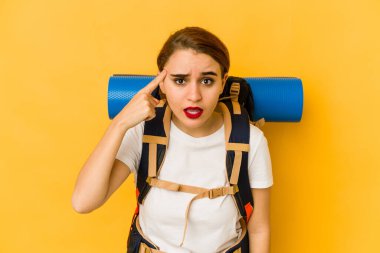 Genç, sıska Arap gezgin kadın işaret parmağıyla hayal kırıklığı jesti yapıyor..