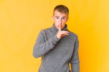 Genç, beyaz, yakışıklı bir adam ya sır saklıyor ya da sessizlik istiyor..