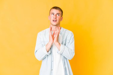 Kafkasyalı yakışıklı genç adam bir plan yapıyor, bir fikir kuruyor..