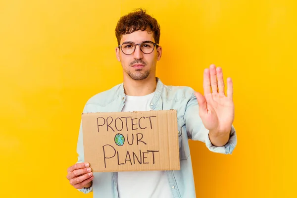 Jonge Kaukasische Man Die Een Beschermengel Vasthoudt Onze Planeet Geïsoleerd — Stockfoto